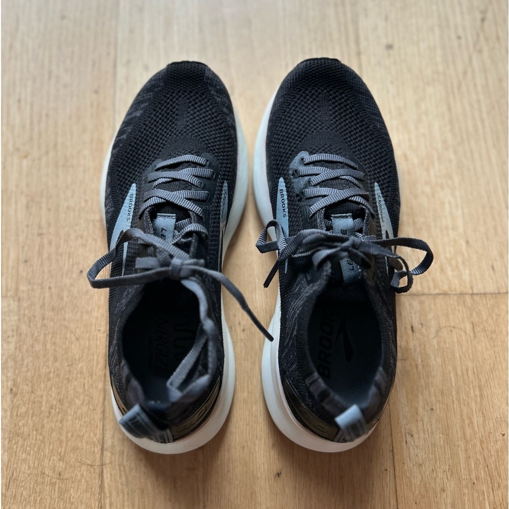 Womens 7 Black Brooks Levetate 4.0